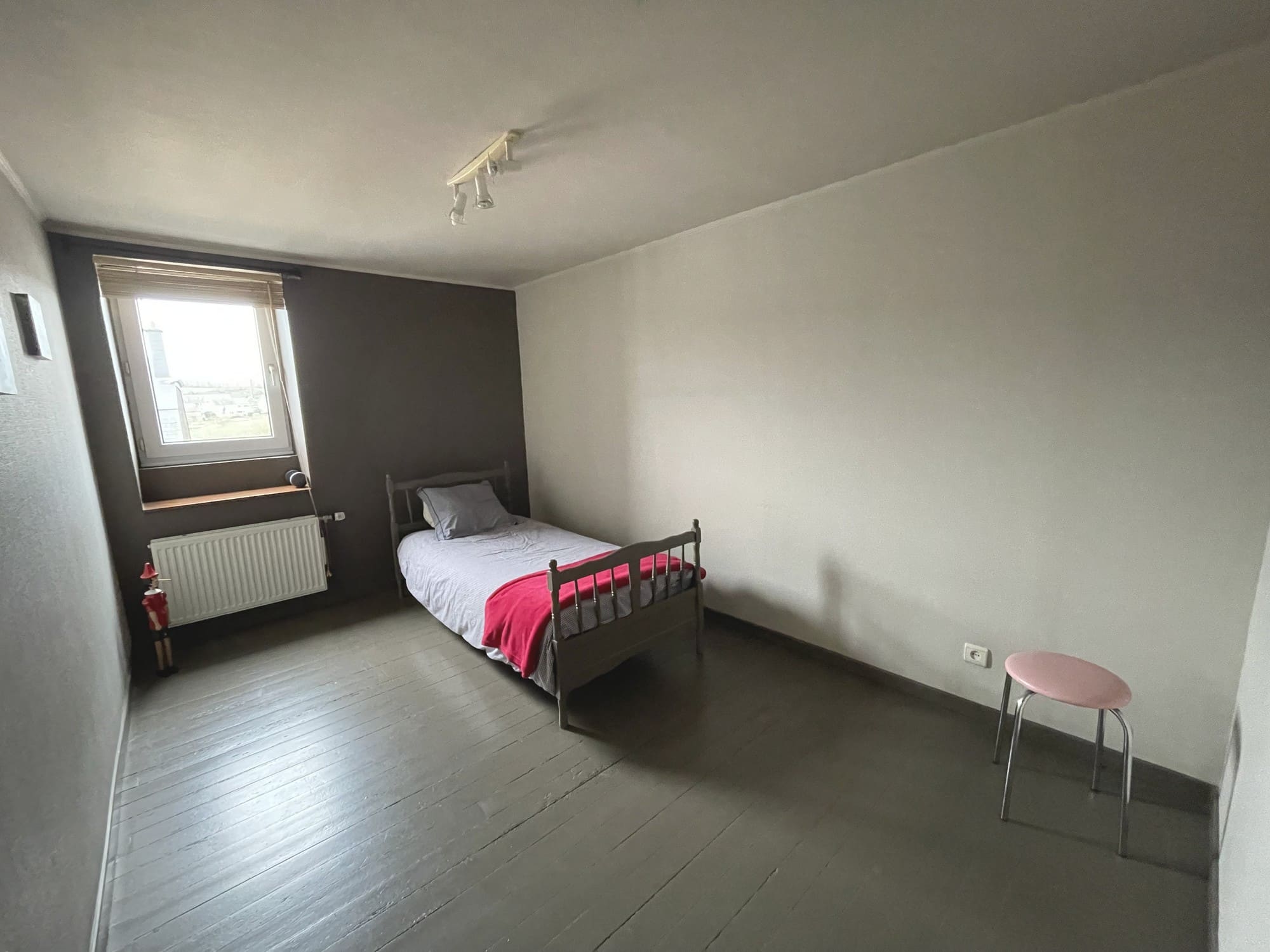 Maison d'habitation avec jardin et garage